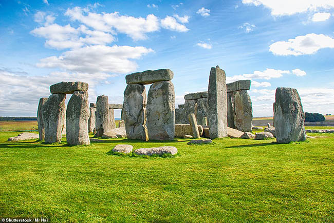 17. Stonehenge

B&iacute; ẩn xunh quanh những khối đ&aacute; khổng lồ n&agrave;y khiến nhiều người cất c&ocirc;ng t&igrave;m đến.
