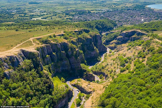 2. Cheddar Gorge

Gần l&agrave;ng Cheddar, th&agrave;nh phố Bath, hẻm n&uacute;i xanh mượt c&oacute; một tầm nh&igrave;n tuyệt đẹp nh&igrave;n ra xa.
