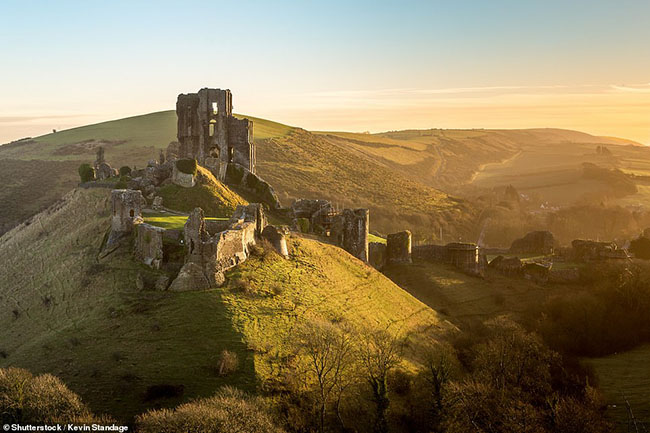 3. Corfe Castle

L&acirc;u đ&agrave;i n&agrave;y l&agrave; một kiệt t&aacute;c thời trung cổ, được bao quanh bởi đồi Purbeck, c&oacute; một lịch sử v&ocirc; c&ugrave;ng ấn tượng.

