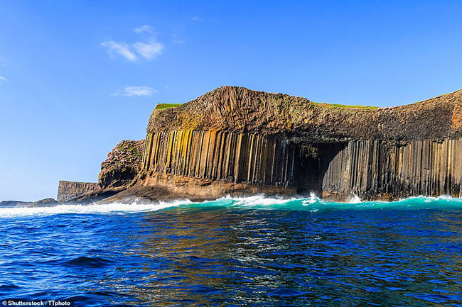 7. Isle Of Staffa

H&ograve;n đảo n&agrave;y được biết đến với những cột đ&aacute; bazan tuyệt đẹp, nơi c&oacute; hang động Fingal nổi tiếng.

