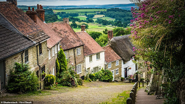 9. Dorset

Ng&ocirc;i l&agrave;ng Dorset với những con đường l&aacute;t sỏi y&ecirc;n tĩnh dẫn đến l&acirc;u đ&agrave;i Old Wardour, Shaftesbury.
