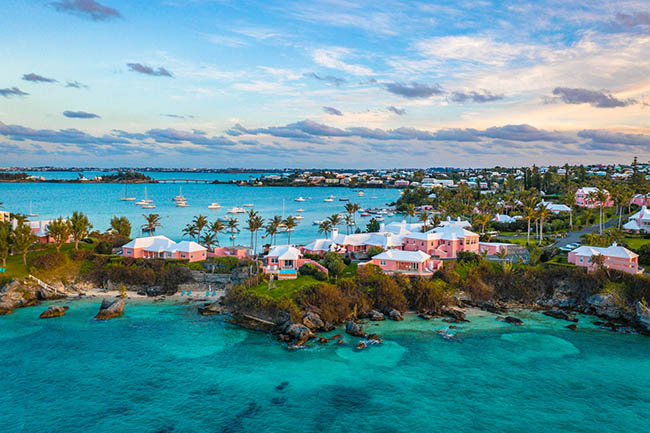 3. Bermuda 

Sự ra đời của St.Regis Bermuda đ&atilde; mang tới&nbsp; một diện mạo mới ho&agrave;n to&agrave;n cho h&ograve;n đảo nhỏ n&agrave;y. Những m&aacute;i nh&agrave; m&agrave;u trắng kiểu Bermudia c&ugrave;ng những c&aacute;nh cửa sơn m&agrave;u xanh l&aacute; c&acirc;y thể hiện đ&uacute;ng phong c&aacute;ch của h&ograve;n đảo n&agrave;y.