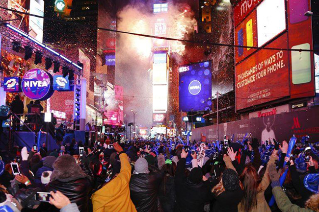 Thành phố New York, Mỹ: Đêm Giao thừa Big Apple là trung tâm của tất cả khi mọi người đổ dồn cặp mắt về Quảng trường Thời đại chờ đợi xem quả bóng lấp lánh rơi trên cao, giữa đám đông cả triệu người đang reo hò.