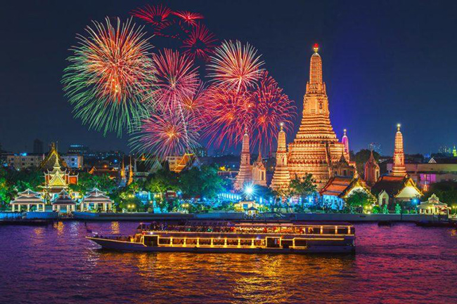 Bangkok, Thái Lan: Có rất nhiều trò vui nhộn sẽ được tổ chức tại thủ đô của Thái Lan vào ngày 31/12. Trước khi diễn ra màn bắn pháo hoa tại một số địa điểm xung quanh thành phố sẽ có các buổi biểu diễn thời trang, Muay Thái...