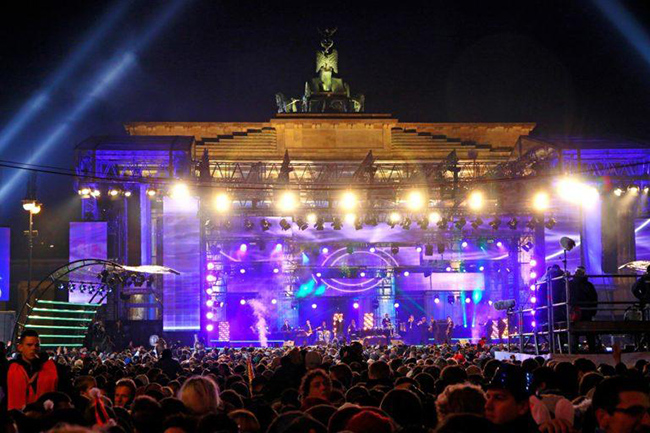 Berlin, Đức: Giữa Cổng Brandenburg và Cột Chiến thắng, hàng trăm nghìn người dự tiệc tại một trong những bữa tiệc đường phố lớn nhất châu Âu trong hơn 12 giờ.