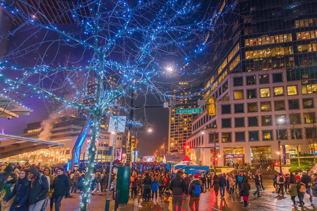 Vancouver, Canada: Tham gia cùng 100.000 người vui chơi khác tại bữa tiệc đường phố suốt đêm ở Canada, nơi tổ chức các buổi hòa nhạc và hàng tấn xe tải thực phẩm, đỉnh điểm là màn pháo hoa luôn được mọi người mong đợi.
