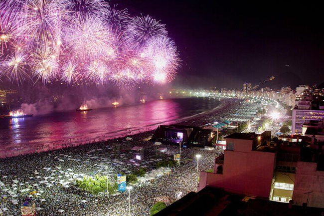 Rio de Janeiro, Brazil: Lễ hội Carnival là lễ hội lớn nhất ở Brazil mỗi năm, nhưng không có gì giống với đêm Giao thừa ở Rio với khoảng 2 triệu người tập trung tại một trong những bãi biển nổi tiếng nhất thế giới để tiệc tùng thâu đêm.