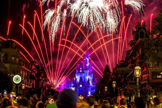 Orlando, Mỹ: Đêm Giao thừa tại Disney với buổi đếm ngược là điểm thu hút chính vào ngày 31 / 12. Buổi soiree lớn này sẽ có một DJ sành điệu, một ban nhạc sống và tất nhiên một màn pháo hoa huyền ảo.