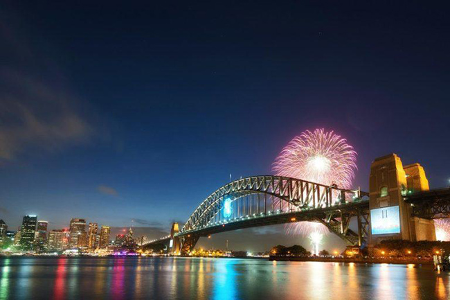Sydney, Australia: Nhiều người tham dự Đêm giao thừa ở cảng Sydney hơn ở Quảng trường Thời đại của Mỹ vì lý do pháo hoa ở Sydney được coi là màn trình diễn được ngưỡng mộ và yêu thích nhất trên toàn thế giới.