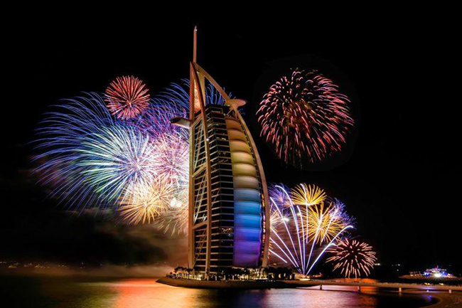 Dubai, Các tiểu Vương quốc Ả rập Thống nhất: Không có nhiều nơi trên Trái đất để chứng kiến nhiều cảnh tượng tuyệt đẹp hơn Dubai nhất là trong đêm giao thừa với màn pháo hoa hoành tráng có thể nhìn thấy từ các không gian công cộng.