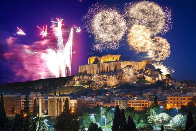 Athens, Hy Lạp: Trong đêm giao thừa Parthenon đóng vai trò là bối cảnh cho một đêm của các buổi hòa nhạc và các chương trình giải trí trực tiếp khác trước khi pháo hoa thắp sáng bầu trời vào lúc nửa đêm.