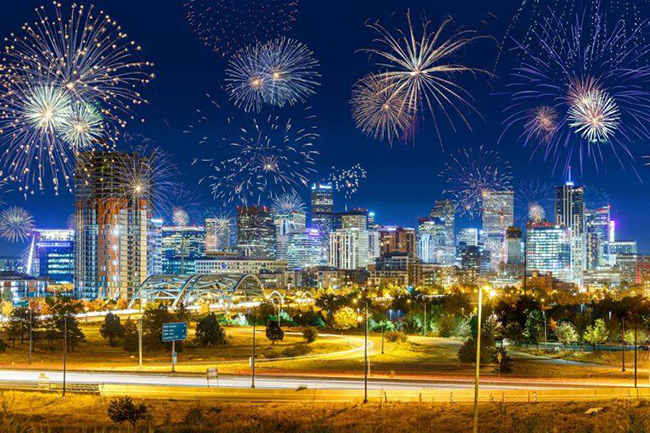 Denver, Mỹ: Đối với các gia đình, Denver là một trong những thành phố sôi động với màn trình diễn pháo hoa vào lúc 9 giờ tối và vườn thú thậm chí còn tổ chức triển lãm với 150 tác phẩm điêu khắc động vật được chiếu sáng.