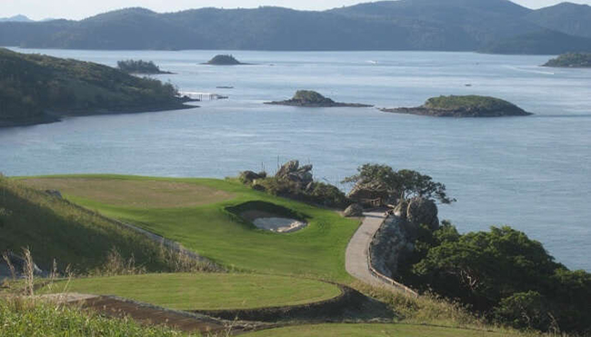Đảo Hamilton, &Uacute;c: Nằm ở Queensland, gần Great Barrier Reef, h&ograve;n đảo cấm xe hơi n&agrave;y được bao bọc bởi c&acirc;y xanh, c&aacute;t trắng v&agrave; l&agrave;n nước m&agrave;u xanh ngọc lam. Cảm gi&aacute;c ri&ecirc;ng tư tuyệt đối ở đ&acirc;y, c&ugrave;ng với sự sang trọng v&agrave; tầm nh&igrave;n tuyệt đẹp xung quanh khiến n&oacute; trở th&agrave;nh một trong những nơi l&atilde;ng mạn nhất h&agrave;nh tinh.
