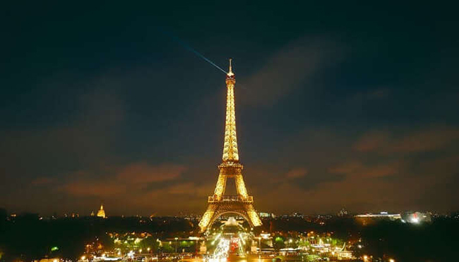 Paris, Ph&aacute;p: Paris lu&ocirc;n l&agrave; một trong những th&agrave;nh phố l&atilde;ng mạn nhất tr&ecirc;n thế giới. V&agrave; mặc d&ugrave; c&oacute; v&ocirc; số địa điểm để tham quan ở đ&acirc;y, nhưng Th&aacute;p Eiffel vẫn lu&ocirc;n giữ vị tr&iacute; số 1, l&agrave;&nbsp;điểm đến kh&ocirc;ng thể bỏ qua.
