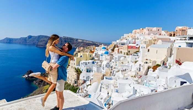 Santorini, Hy Lạp: Santorini chắc chắn l&agrave; một trong những địa điểm l&atilde;ng mạn nhất tr&ecirc;n thế giới v&agrave; cũng v&ocirc; c&ugrave;ng lộng lẫy. Những ng&ocirc;i nh&agrave; m&agrave;u trắng c&ugrave;ng&nbsp;khung cảnh ngoạn mục của biển Aegean tạo n&ecirc;n một khung cảnh quyến rũ để bạn thỏa th&iacute;ch chụp những bức h&igrave;nh tuyệt đẹp để trưng l&ecirc;n mạng x&atilde; hội.&nbsp;
