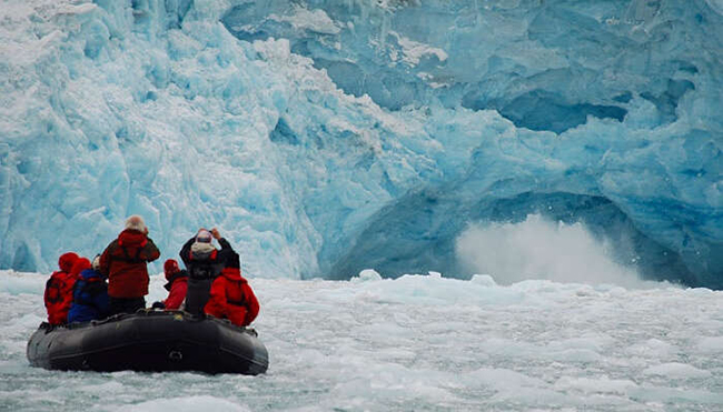Svalbard, Na Uy: Mặc d&ugrave; c&oacute; rất nhiều địa điểm&nbsp;tr&ecirc;n thế giới để chi&ecirc;m ngưỡng c​​ực quang, nhưng kh&ocirc;ng ở đ&acirc;u s&aacute;nh được với sự quyến rũ của bắc cực quang tại Na Uy. Được đi dạo dưới bầu trời rực rỡ l&agrave; h&igrave;nh ảnh cực kỳ l&atilde;ng mạn d&agrave;nh cho du kh&aacute;ch.&nbsp;
