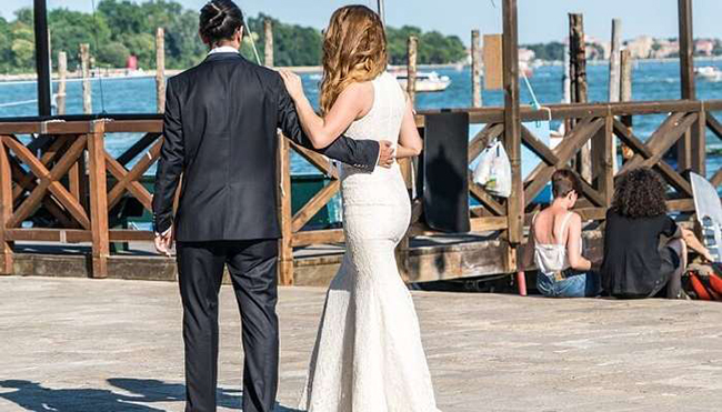 Venice, &Yacute;: Venice chắc chắn l&agrave; một trong những địa điểm l&atilde;ng mạn nhất h&agrave;nh tinh. Những cung điện kiểu gothic, k&ecirc;nh đ&agrave;o v&agrave; quang cảnh tuyệt đẹp xung quanh khiến Venice trở th&agrave;nh một nơi kỳ diệu l&agrave;m h&agrave;i l&ograve;ng ngay cả những du kh&aacute;ch kh&oacute; t&iacute;nh nhất.&nbsp;
