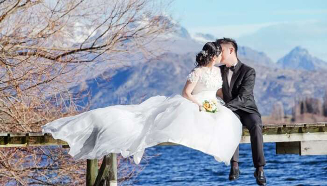 Queenstown, New Zealand: New Zealand chắc chắn l&agrave; nơi c&oacute; nhiều điểm tham quan tuyệt đẹp, nhưng Queenstown được coi l&agrave; địa điểm l&atilde;ng mạn nhất bởi khung cảnh tuyệt đẹp v&agrave; sự tĩnh lặng, thanh b&igrave;nh của thị trấn.&nbsp;
