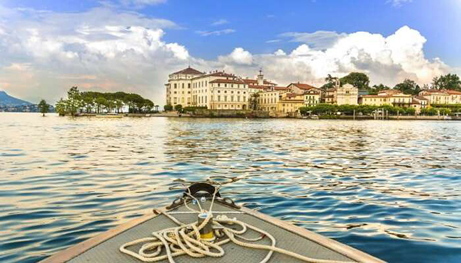 Isola Bella ở &Yacute; l&agrave; một h&ograve;n đảo vẫn c&ograve;n hoang sơ tuyệt đẹp với những ch&uacute; c&ocirc;ng trắng, khu vườn v&agrave; đ&agrave;i phun nước lộng lẫy.&nbsp;
