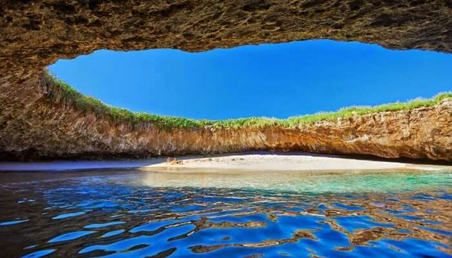 B&atilde;i biển ẩn ở Mexico l&agrave; một b&atilde;i biển b&iacute; mật h&igrave;nh v&ograve;m độc đ&aacute;o, l&agrave;&nbsp;nơi sinh sống của nhiều lo&agrave;i chim sặc sỡ.&nbsp;
