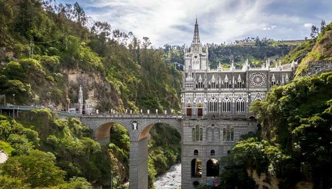 Th&aacute;nh địa Las Lajas ở Colombia&nbsp;l&agrave; một nh&agrave; thờ Gothic sừng sững cao 45m nằm&nbsp;tr&ecirc;n một d&ograve;ng s&ocirc;ng ở bi&ecirc;n giới Colombia - Ecuador.
