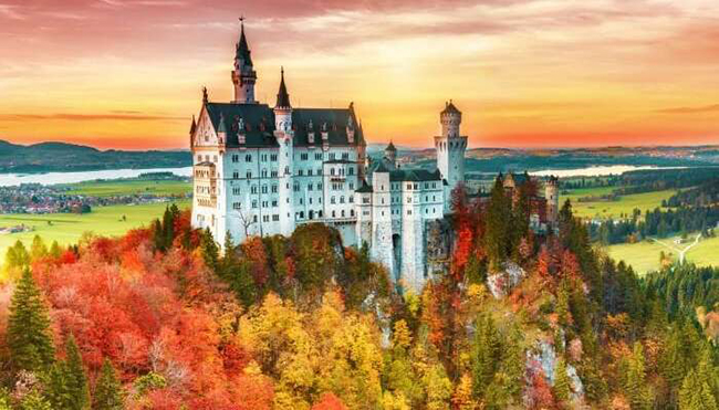 Neuschwanstein tuyệt đẹp ở Đức l&agrave; l&acirc;u đ&agrave;i c&oacute; từ thế kỷ 19 đ&atilde; truyền cảm hứng cho bộ phim "C&ocirc;ng ch&uacute;a ngủ trong rừng" của Disney.
