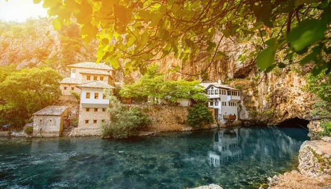 Blagaj ở Bosnia v&agrave; Herzegovina l&agrave; một thị trấn nhỏ với c&aacute;c th&aacute;c nước xinh xắn, tu viện v&agrave; những ng&ocirc;i nh&agrave; m&agrave;u trắng nổi bật rất ấn tượng.&nbsp;
