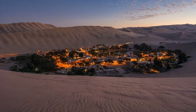 Huacachina ở Peru l&agrave; một thị trấn độc đ&aacute;o với 200 người sống tại một ốc đảo giữa sa mạc rộng lớn.
