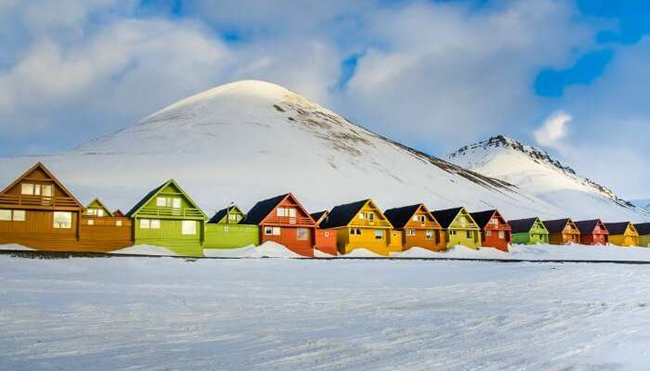 Đảo Svalbard ở Na Uy l&agrave; một trong những khu d&acirc;n cư ở cực bắc của thế giới. Nơi đ&acirc;y khiến du kh&aacute;ch bị cuốn h&uacute;t bởi những ng&ocirc;i nh&agrave; đầy m&agrave;u sắc rực rỡ nổi bật tr&ecirc;n nền tuyết trắng.&nbsp;
