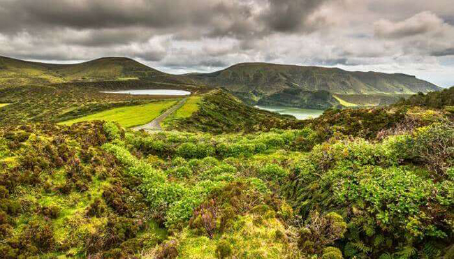 Đảo Flores ở Bồ Đ&agrave;o Nha đ&atilde; được UNESCO c&ocirc;ng nhận l&agrave; di sản thi&ecirc;n nhi&ecirc;n&nbsp;với c&aacute;c hang động, đầm ph&aacute;, n&uacute;i lửa, l&agrave;ng mạc, suối nước n&oacute;ng... đầy quyến rũ với mọi du kh&aacute;ch.&nbsp;
