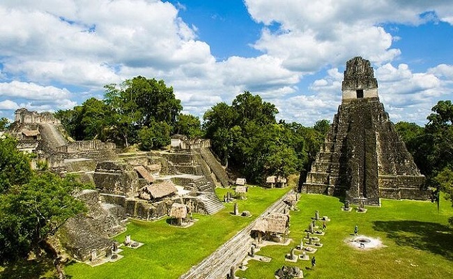 1. Tikal, Guatemala

Th&agrave;nh phố Tikal từng được coi l&agrave; vi&ecirc;n ngọc qu&yacute; của Guatemala, cũng l&agrave; th&agrave;nh phố rộng nhất trong 6 bang Maya. Th&agrave;nh phố n&agrave;y nằm ngay trung t&acirc;m, bao quanh l&agrave; rừng nhiệt đới đẹp tuyệt hảo. Nơi đ&acirc;y từng l&agrave; địa điểm tổ chức c&aacute;c lễ nghi, c&aacute;c buổi biểu diễn &hellip; Thế nhưng, th&agrave;nh phố n&agrave;y đ&atilde; biến mất v&igrave; bị rừng rậm &ldquo;nuốt chửng&rdquo;.