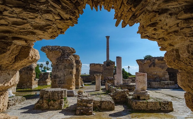 10. Carthage, Tunisia

Carthage l&agrave; một thị trấn c&oacute; quy m&ocirc; kh&aacute; lớn v&agrave; chỉ đứng sau Rome. Sau đ&oacute;, th&agrave;nh phố n&agrave;y bị người Vandals rồi đến người Ả Rập chiếm giữ, nhưng phần lớn t&agrave;n t&iacute;ch c&ograve;n lại cho đến ng&agrave;y nay lại đều c&oacute; nguồn gốc từ La M&atilde;, đặc biệt l&agrave; giảng đường v&agrave; nh&agrave; tắm Antonine.