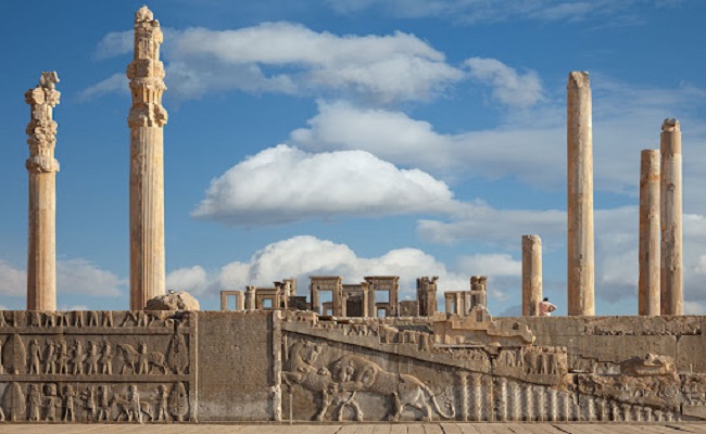11.&nbsp;Persepolis, Iran

L&agrave; một th&agrave;nh phố tr&aacute;ng lệ được th&agrave;nh lập bởi Darus I v&agrave;o năm 518 trước C&ocirc;ng nguy&ecirc;n, Persepolis đ&atilde; mất hơn một thế kỉ để x&acirc;y dựng. Tuy nhi&ecirc;n, th&agrave;nh phố n&agrave;y đ&atilde; bị ph&aacute; hủy v&agrave; chỉ c&ograve;n lại một v&agrave;i t&agrave;n t&iacute;ch. Tuy nhi&ecirc;n, nếu c&oacute; cơ hội quan s&aacute;t tận mắt những t&agrave;n t&iacute;ch n&agrave;y, bạn sẽ thấy ch&uacute;ng được chạm khắc v&ocirc; c&ugrave;ng tinh xảo với h&igrave;nh ảnh về n&ocirc; lệ, vua, quan chức v&agrave; đại diện từ khắp đế chế Ba Tư.
