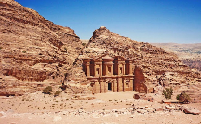 15.&nbsp;Petra, Jordan

Petra l&agrave; thủ đ&ocirc; của người Nabateans v&agrave; l&agrave; trung t&acirc;m bu&ocirc;n b&aacute;n tơ lụa, gia vị quan trọng nối ch&acirc;u &Aacute; với Ả Rập v&agrave; phương T&acirc;y. Petra rơi v&agrave;o suy t&agrave;n dưới sự cai trị của người La M&atilde; v&agrave;o thế kỉ thứ 4 sau c&ocirc;ng nguy&ecirc;n. C&aacute;c lăng mộ của n&oacute;, đặc biệt l&agrave; Kho bạc của Indiana Jones v&agrave; The Monastery được x&acirc;y dựng v&agrave; chạm khắc v&ocirc; c&ugrave;ng tinh xảo.