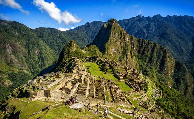 18.&nbsp;Machu Picchu, Peru

Được người Inca x&acirc;y dựng ở v&ugrave;ng n&uacute;i Peru khoảng năm 1450 v&agrave; bị bỏ hoang 1 thế kỉ. Sau đ&oacute;, Machu Picchu đ&atilde; được nh&agrave; sử học người Mỹ Hiram Bingham t&aacute;i ph&aacute;t hiện v&agrave;o năm 1911, người thực sự đang t&igrave;m kiếm một th&agrave;nh phố đ&atilde; mất kh&aacute;c c&oacute; t&ecirc;n l&agrave; Vilcabamba. Hiện tại, nơi đ&acirc;y l&agrave; đ&atilde; một điểm cực h&uacute;t kh&aacute;ch du lịch.