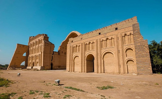 2.&nbsp;Ctesiphon, Iraq

Ctesiphon l&agrave; thủ đ&ocirc; của Đế chế Parthia cổ đại, nằm gần s&ocirc;ng Tigris kh&ocirc;ng xa Baghdad hiện đại. Nơi đ&acirc;y c&oacute; m&aacute;i v&ograve;m khổng lồ ở đại sảnh v&agrave; từng l&agrave; c&ocirc;ng tr&igrave;nh x&acirc;y bằng gạch lớn nhất thế giới. C&ocirc;ng tr&igrave;nh n&agrave;y c&oacute; một ph&ograve;ng được gọi l&agrave; Ph&ograve;ng ngai v&agrave;ng, ph&iacute;a sau cao 30m v&agrave; rộng 48m, thực sự th&iacute;ch hợp cho một vị vua.