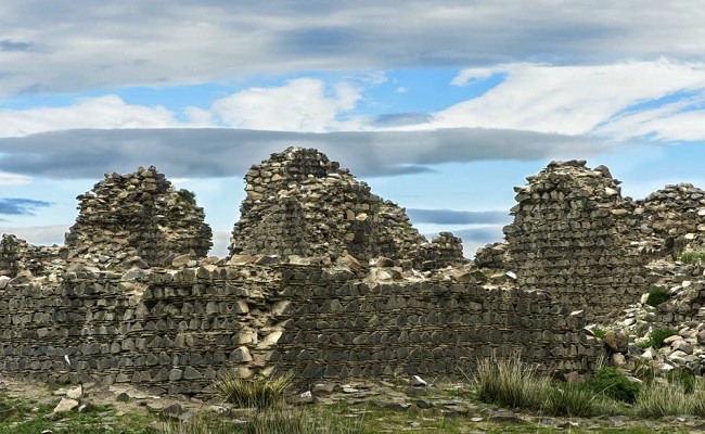 20.&nbsp;Xanadu, M&ocirc;ng Cổ

Xanadu (hoặc Shangdu) từng l&agrave; một c&ocirc;ng tr&igrave;nh c&oacute; thiết kế m&aacute;i v&ograve;m th&uacute; vị. Khi Marco Polo đến thăm c&ocirc;ng tr&igrave;nh v&agrave;o năm 1275, &ocirc;ng m&ocirc; tả nơi đ&acirc;y l&agrave; một cung điện đ&aacute; bằng cẩm thạch, c&aacute;c ph&ograve;ng đều được mạ v&agrave;ng v&agrave; vẽ h&igrave;nh người, th&uacute; v&agrave; chim&hellip; Ng&agrave;y nay, c&ocirc;ng tr&igrave;nh n&agrave;y chỉ c&ograve;n tồn tại một phần nhỏ nhưng vẫn rất xứng đ&aacute;ng gh&eacute; thăm.