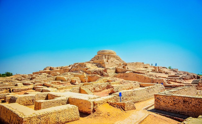 4. Mohenjo &ndash; daro, Pakistan

Nền văn minh ph&aacute;t triển mạnh mẽ ở Thung lũng Indus đ&atilde; g&acirc;y dựng n&ecirc;n Mohenjo-Daro v&agrave;o khoảng năm 2600 trước C&ocirc;ng nguy&ecirc;n, l&agrave; đối thủ của c&aacute;c nền văn minh Hy Lạp v&agrave; Ai Cập nổi tiếng. Ng&agrave;y nay, n&oacute; l&agrave; khu phức hợp gồm nh&agrave; ở, cửa h&agrave;ng v&agrave; hệ thống c&ocirc;ng tr&igrave;nh đang bị đe dọa bởi x&oacute;i m&ograve;n.