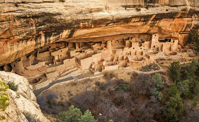 6.&nbsp;Mesa Verda, Colorado, Hoa Kỳ

C&ocirc;ng vi&ecirc;n quốc gia Mesa Verde chứa hơn 600 ng&ocirc;i nh&agrave; v&aacute;ch đ&aacute;, từng l&agrave; nơi sinh sống của những người Anasazi. C&ocirc;ng tr&igrave;nh n&agrave;y được x&acirc;y dựng chủ yếu bằng đ&aacute; sa thạch, gỗ v&agrave; vữa dưới những rặng n&uacute;i nh&ocirc; ra. Nơi đ&acirc;y từng c&oacute; một cung điện rất nổi tiếng mang t&ecirc;n Cliff Palace - chứa được khoảng 100 người v&agrave; phải leo tới bằng thang.