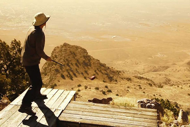 Elfego Baca, Socorro, New Mexico: Bạn sẽ ph&aacute;t b&oacute;ng từ đỉnh Socorro Peak (cao gần 800m) v&agrave; sau đ&oacute; sẽ đi dần&nbsp;xuống n&uacute;i, cố gắng đi đến một c&aacute;i lỗ c&aacute;ch đ&oacute; gần 5km. B&ecirc;n cạnh đ&oacute; tr&ecirc;n đường đi, bạn c&oacute; khả năng gặp c&aacute;c mối nguy hiểm chết người như rắn đu&ocirc;i chu&ocirc;ng v&agrave; thậm ch&iacute; cả sư tử n&uacute;i.