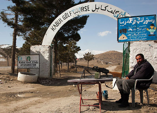 Kabul Golf Club, Afganistan: V&agrave;o năm 2004, ở ngoại &ocirc; thủ đ&ocirc; Afghanistan sầm uất, Mohammad Afzal Abdul đ&atilde; cố gắng&nbsp;tạo ra một s&acirc;n golf tr&ocirc;ng c&oacute; vẻ dữ tợn, ma qu&aacute;i v&agrave; kh&ocirc;ng c&oacute; cỏ. Nhưng n&oacute; vẫn thật sự l&agrave; một s&acirc;n golf, cho d&ugrave; rất kỳ lạ.&nbsp;