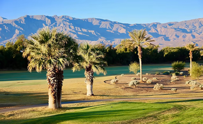 The Hot One - Furnace Creek, California, Mỹ: S&acirc;n golf n&agrave;y&nbsp;v&ocirc; c&ugrave;ng khắc nghiệt bởi n&oacute; nằm ở thung lũng Chết, nơi nhiệt độ c&oacute; thể l&ecirc;n tới 56 độ C - mức cao nhất được ghi nhận tr&ecirc;n tr&aacute;i đất. Tuy nhi&ecirc;n, đ&acirc;y vẫn được coi l&agrave; m&aacute;t mẻ nếu so với nhiệt độ cao nhất được ghi nhận v&agrave;o năm 1972 khi nhiệt độ bề mặt mặt đất đạt 93,9 độ C.