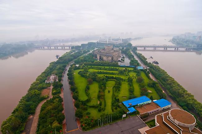 S&acirc;n golf B&igrave;nh Nhưỡng, Triều Ti&ecirc;n: Đ&acirc;y l&agrave; s&acirc;n golf&nbsp;duy nhất của quốc gia n&agrave;y. Bị bỏ trống phần lớn thời gian trong năm nhưng c&aacute;c đường dẫn v&agrave; thảm cỏ vẫn được giữ kh&aacute; tốt. Mặc d&ugrave; vậy th&igrave; s&acirc;n golf n&agrave;y l&agrave; một nơi b&iacute; mật m&agrave; &iacute;t du kh&aacute;ch n&agrave;o được tham quan khi đến Triều Ti&ecirc;n.&nbsp;