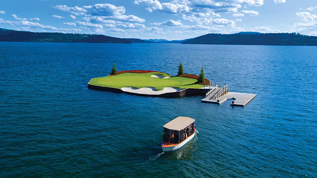 The Watery One - 14 Hole, Coeur D&rsquo;Alene Resort, Idaho, Mỹ: Những người h&acirc;m mộ golf thường v&iacute; lỗ 17 tại Sawgrass l&agrave; lỗ kh&oacute; nhất trong tr&ograve; chơi bởi bạn phải đ&aacute;nh được b&oacute;ng "vượt qua đại dương". Nếu th&agrave;nh c&ocirc;ng, bạn đ&atilde; trở th&agrave;nh một người anh h&ugrave;ng v&agrave; được l&ecirc;n một chiếc thuyền chạy bằng điện để &ldquo;hạ c&aacute;nh tr&ecirc;n đảo".&nbsp;