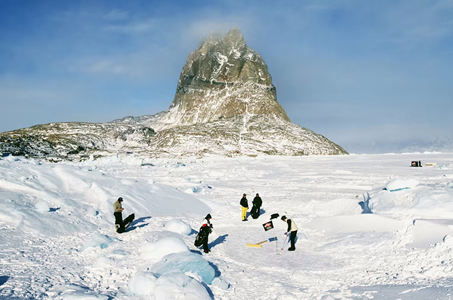 The Chilly One - Uummannaq, Greeland: Đ&acirc;y l&agrave; nơi diễn ra giải v&ocirc; địch golf thế giới tr&ecirc;n băng v&agrave;o th&aacute;ng 3 hằng năm. Những người chơi golf ở đ&acirc;y sử dụng c&aacute;c quả b&oacute;ng m&agrave;u đỏ v&agrave; chơi g&ocirc;n ở nhiệt độ dưới 0 độ C. Giải v&ocirc; địch golf thế giới tr&ecirc;n băng l&agrave; một trong những điểm tham quan kh&ocirc;ng thể bỏ qua trong thể thao.