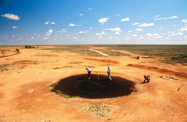 The Really Long One - Nullarbor Links, &Uacute;c: Đ&acirc;y l&agrave; một cuộc phi&ecirc;u lưu thực sự với 18 lỗ,&nbsp;k&eacute;o d&agrave;i 1.365km. Với 7 lỗ được chơi tr&ecirc;n c&aacute;c s&acirc;n golf th&ocirc;ng thường v&agrave; 11 lỗ c&ograve;n lại được tạo gần c&aacute;c điểm dừng dọc theo tuyến đường đi. Khoảng c&aacute;ch trung b&igrave;nh giữa c&aacute;c lỗ&nbsp;l&agrave; 65km, c&oacute; 2 lỗ&nbsp;c&aacute;ch nhau gần 200km.
