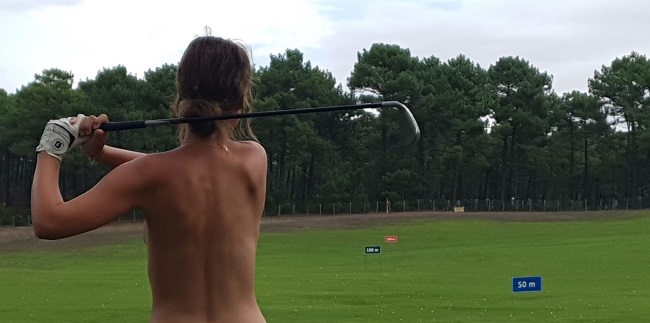 La Jenny, Ph&aacute;p: Một trong những điều tuyệt vời m&agrave; chơi golf mang lại l&agrave; cơ hội h&ograve;a m&igrave;nh với thi&ecirc;n nhi&ecirc;n:&nbsp;Tại La Jenny, bạn c&oacute; thể tiến th&ecirc;m một bước nữa. Đ&acirc;y l&agrave; nơi duy nhất ở Ch&acirc;u &Acirc;u c&oacute; thể chơi golf tự nhi&ecirc;n m&agrave; kh&ocirc;ng phải chịu sự g&ograve; b&oacute; của những bộ quần &aacute;o rườm r&agrave;.&nbsp;