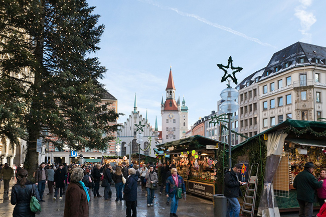 Munich, Đức: M&ugrave;a đ&ocirc;ng ở Munich rất th&uacute; vị&nbsp;v&igrave; c&aacute;c tục lệ&nbsp;truyền thống h&agrave;ng thế kỷ diễn ra khắp th&agrave;nh phố. Christkrindlmarkt ở Marienplatz của Munich l&agrave; nơi để mua những chiếc cốc thủ c&ocirc;ng chứa đầy rượu ng&acirc;m, những ng&ocirc;i nh&agrave; l&agrave;m bằng b&aacute;nh gừng tinh xảo v&agrave; đồ chơi cho trẻ em được chạm khắc từ gỗ.

