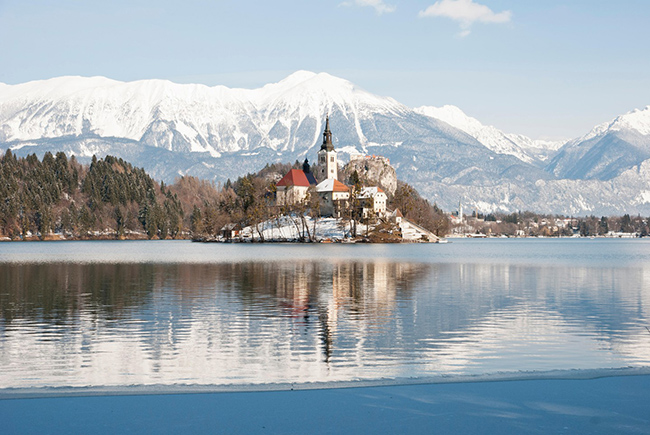 Bled, Slovenia: Đi bộ đến r&igrave;a thị trấn Bled của Slovenia sẽ đưa bạn đến một hồ băng c&oacute; h&ograve;n đảo nhỏ ở giữa. Tr&ecirc;n đảo Bled c&oacute; một nh&agrave; thờ từ&nbsp;thế kỷ 17 với những bức b&iacute;ch họa kiểu gothic. L&acirc;u đ&agrave;i Bled cao ch&oacute;t v&oacute;t nằm thấp tho&aacute;ng ở một b&ecirc;n hồ, đ&acirc;y l&agrave; một c&ocirc;ng tr&igrave;nh kiến ​​tr&uacute;c thời Trung cổ v&agrave; l&agrave; một trong những l&acirc;u đ&agrave;i cổ nhất ở Slovenia.&nbsp;
