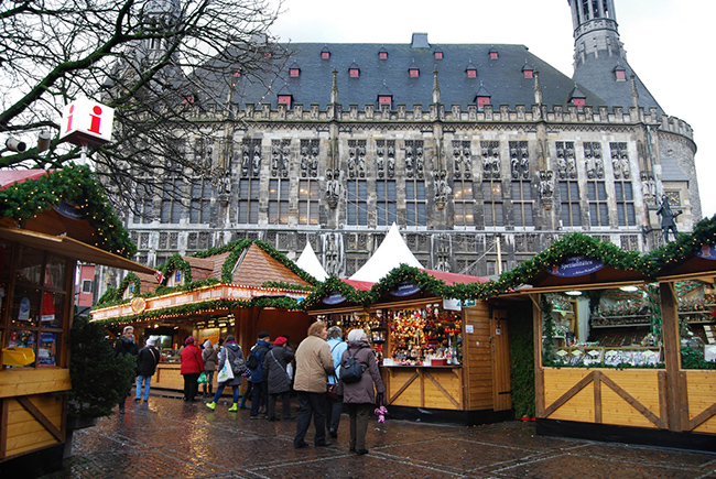 Aachen, Đức: Aachen từ l&acirc;u đ&atilde; nổi tiếng với c&aacute;c suối nước n&oacute;ng. Nhưng v&agrave;o những th&aacute;ng m&ugrave;a đ&ocirc;ng, mọi người ở khắp nơi đổ về đ&acirc;y để đi dạo tr&ecirc;n những con đường rải sỏi phủ đầy tuyết, với c&aacute;c ng&ocirc;i nh&agrave; c&oacute; từ thời Trung cổ&nbsp;đủ để khiến bất kỳ ai cũng phải đắm ch&igrave;m trong tinh thần lễ hội.&nbsp;
